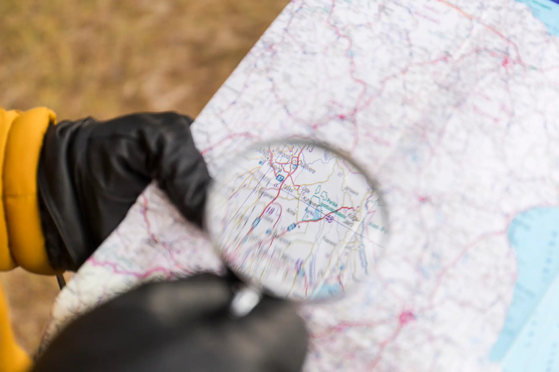 Detektiv analysiert die Route eines gestohlenen Fahrzeugs